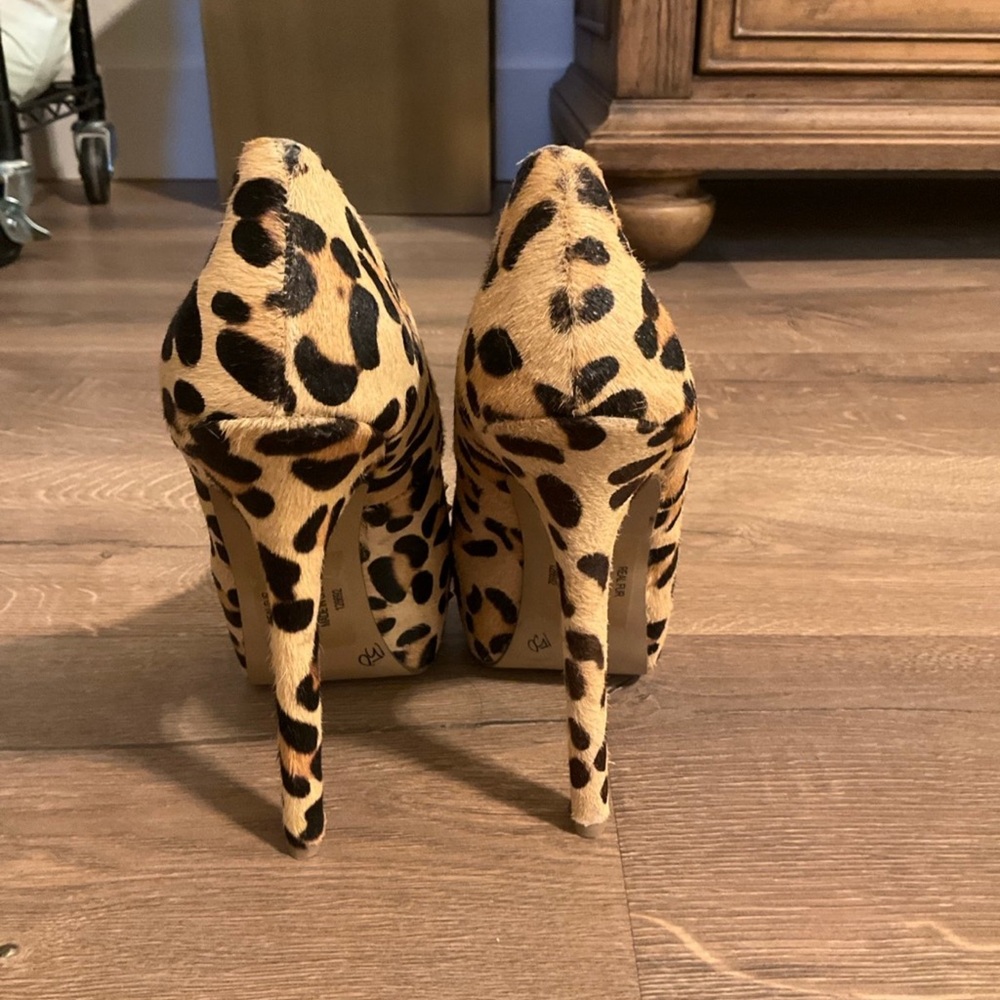 Steve Madden cheetah print cow hair heels with studded toes, 7, NWT! - Picture 4 of 9